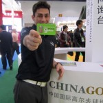dbgolf con una tarjeta de golfparatodos en la feria de golf de pekin