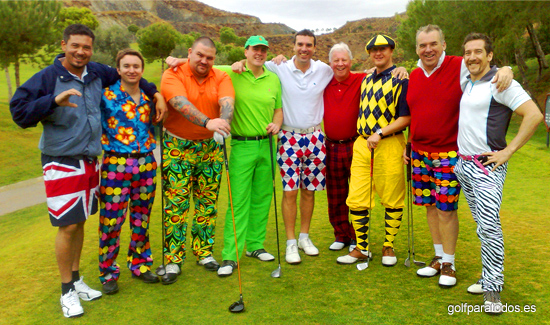 Imagen de un grupo de amigos en el tee del 1 vestidos con colores un tanto