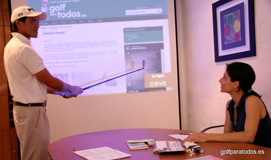 Profesor de golf en el aula dando clases a un alumna