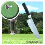 cuchillo de cocina clavado en un green de golf simulando un asesinato de un green de un campo de golf