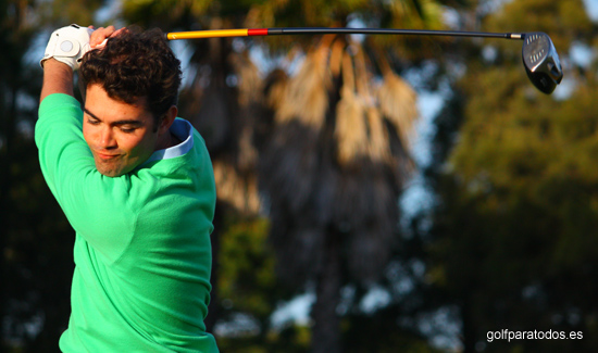 Preciosa imagen de un jugador de golf en el back swing