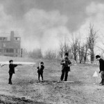 Imagen de la epoca en blanco y nergro de 4 jugadores alrededor de un hoyo en St. Andrews